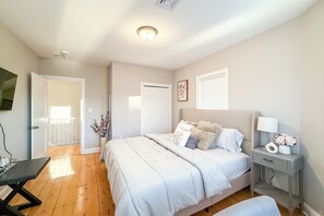 4 bedrooms, in-room safe, desk, iron/ironing board - 40-Newly renovated, stylish and beautiful apt/4br close to Highway (Boston)