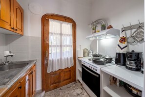 Réfrigérateur, four, plaque de cuisson, cafetiÚre/bouilloire