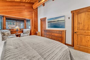 6 bedrooms, desk, WiFi, bed sheets