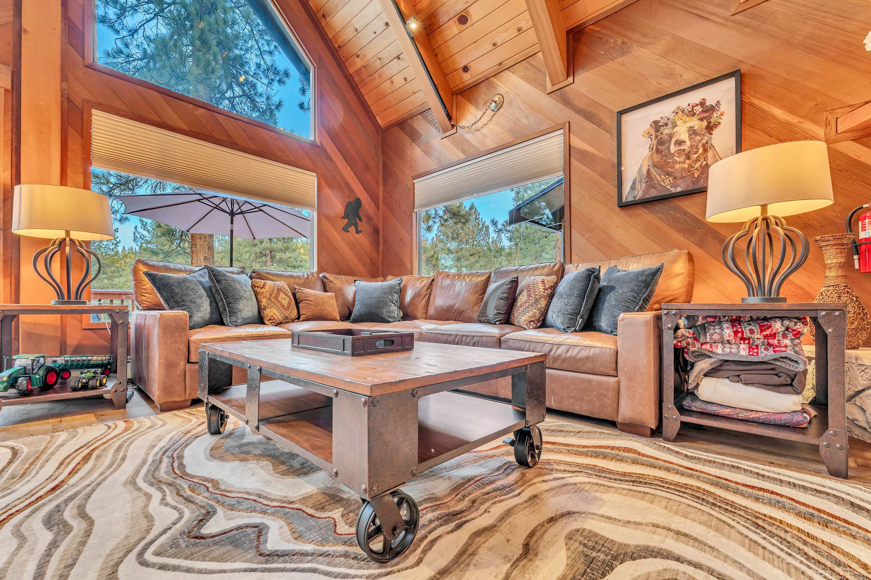 Televisión, chimenea y oficina 