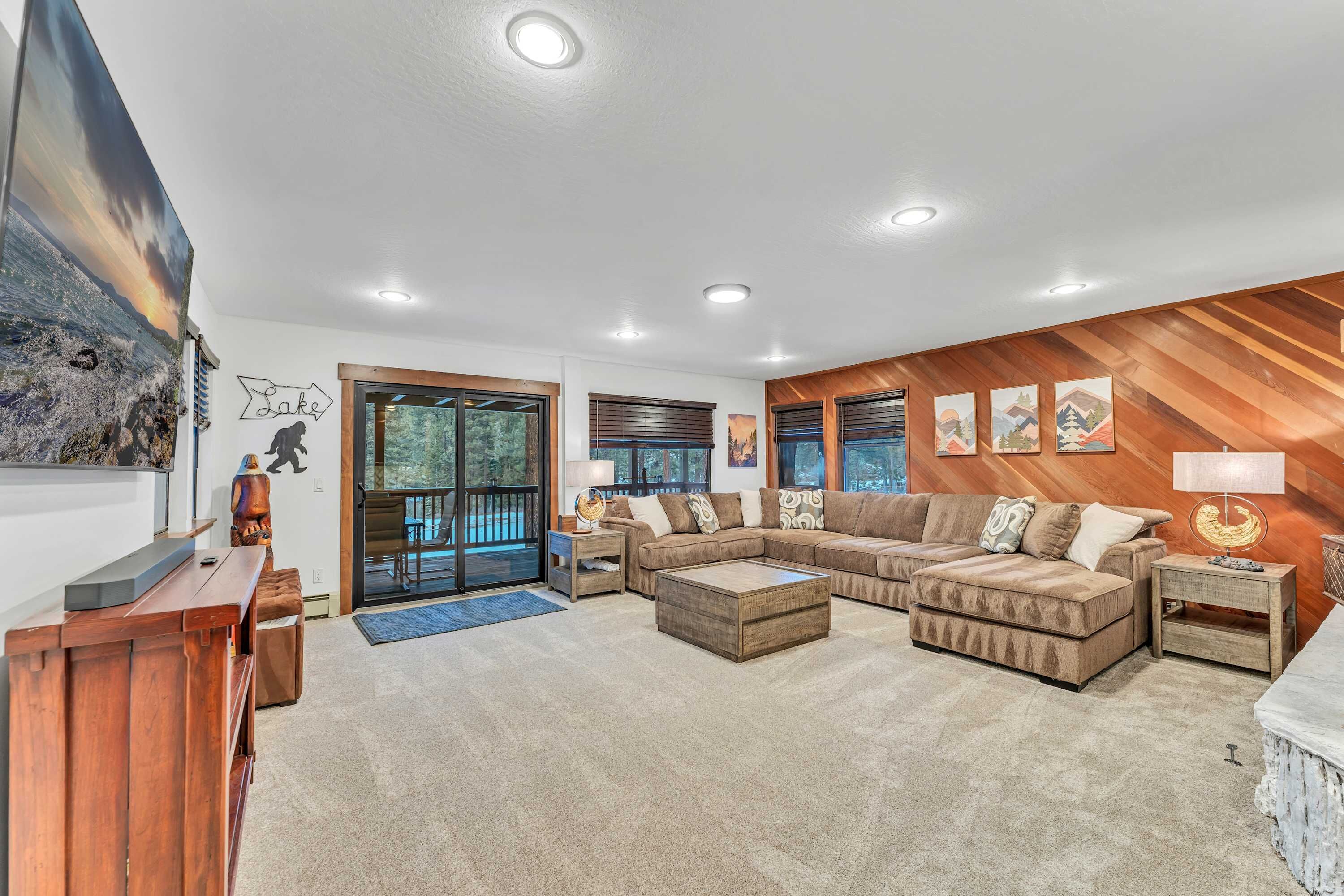 Televisie, een open haard en een kantoor