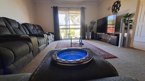 Cozy Holiday House 5 minute drive to City Centre