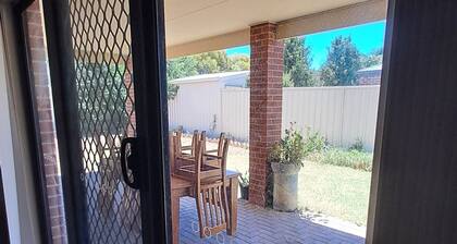 Cozy Holiday House 5 minute drive to City Centre