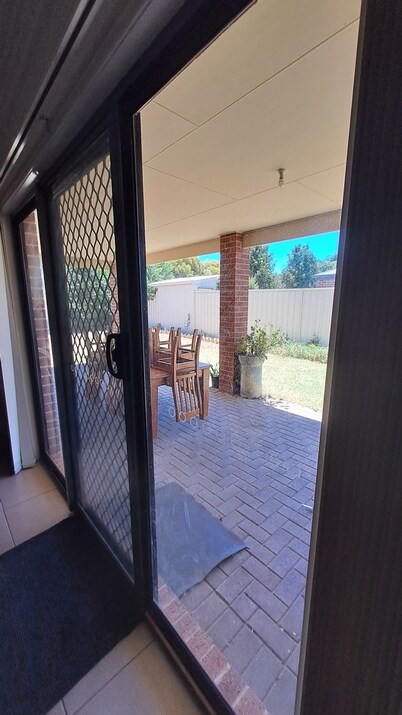 Cozy Holiday House 5 minute drive to City Centre
