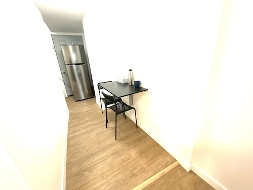 Beautiful one-bedroom apartment in downtown Toronto at Dundas and Bloor