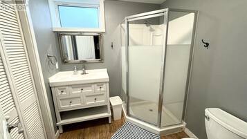 Dusche, Haartrockner, Handtücher, Seife