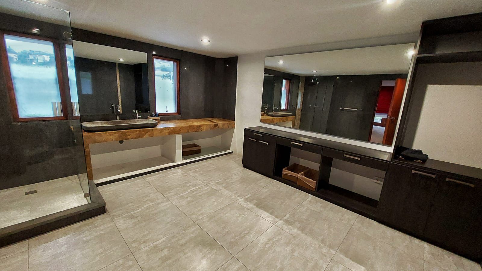 Toallas, jabón, papel de baño 