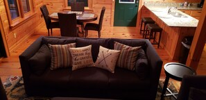 Téléviseur connecté, foyer, lecteur de DVD, livres