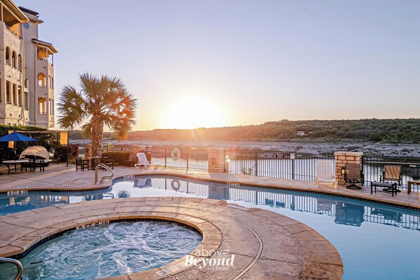 Una piscina cubierta, una piscina climatizada