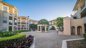 Un patio central con un pabellón rodeado de edificios de varios pisos con balcones.