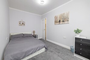 2 bedrooms, iron/ironing board, WiFi, bed sheets - Lincoln Central - sleeps up to 4 (Lincoln)