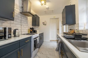 Fridge, microwave, oven, electric kettle - Lincoln Central - sleeps up to 4 (Lincoln)