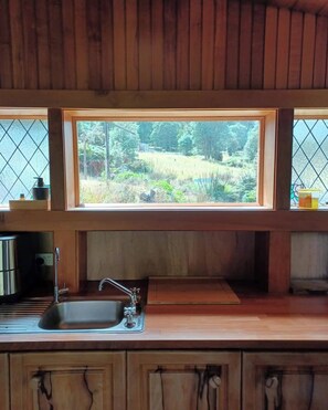 Private kitchen - Cosy Cabin in the Huon Valley, Judbury Tasmania (Judbury)