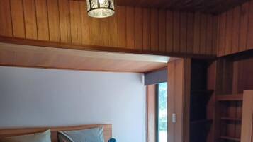 1 habitación, tabla de planchar con plancha, wifi y ropa de cama