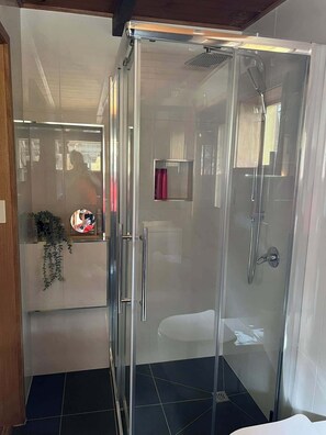 Shower, eco-friendly toiletries, towels, soap - Cosy Cabin in the Huon Valley, Judbury Tasmania (Judbury)