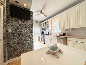 Mikrowelle, Ofen, Herdplatte, Geschirrspüler