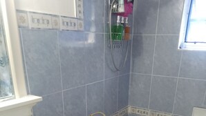 مراحيض شطف، مناشف، صابون، ورق حمّام