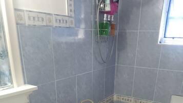 Bidê, toalhas de banho, sabonete, papel higiênico