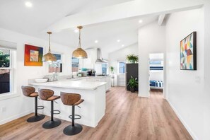 Réfrigérateur, micro-ondes, plaque de cuisson, cafetière/bouilloire