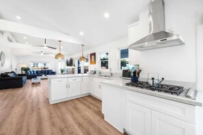 Réfrigérateur, micro-ondes, plaque de cuisson, cafetière/bouilloire