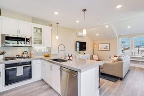 Fridge, microwave, oven, stovetop - Lux Mission Beach Home Steps 2 Beach Bikes Parking (San Diego)