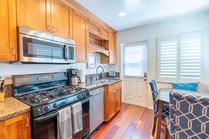 Fridge, oven, stovetop, dishwasher