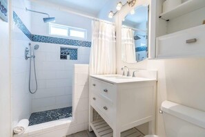 Douche, sĂšche-cheveux, serviettes fournies, shampoing