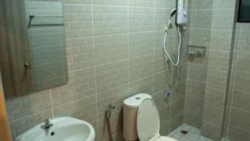 Chambre Double, 1 trĂšs grand lit, climatisation, vue parc | Salle de bain