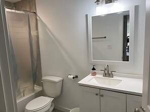 Secador de pelo, toallas, papel higiénico
