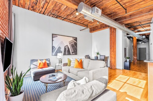 Downtown Loft w W/D & Parking for Long Stays