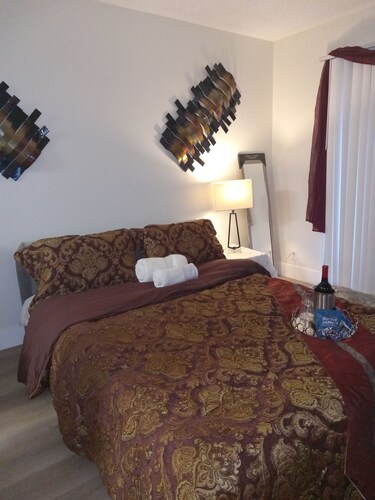 Charming bed & breakfast in delightful Simi Valley with WiFi, fitness room.