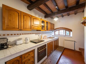 Frigorifero, microonde, forno, pentole/stoviglie/utensili
