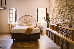 6 habitaciones, escritorio y tabla de planchar con plancha