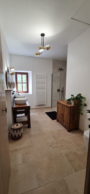 Secadora de cabello, toallas, jabón, shampoo