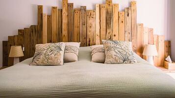 6 chambres, bureau, fer et planche Ă repasser, lit parapluie