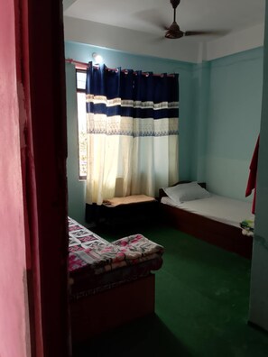 Desk, free WiFi - B.N Hotel & Restaurant (Manthali)