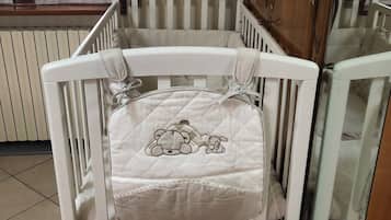 2 Schlafzimmer, Schreibtisch, Bügeleisen/Bügelbrett, Reisekinderbett