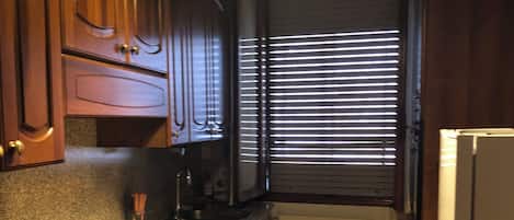 Frigorifero, microonde, forno, piano cottura