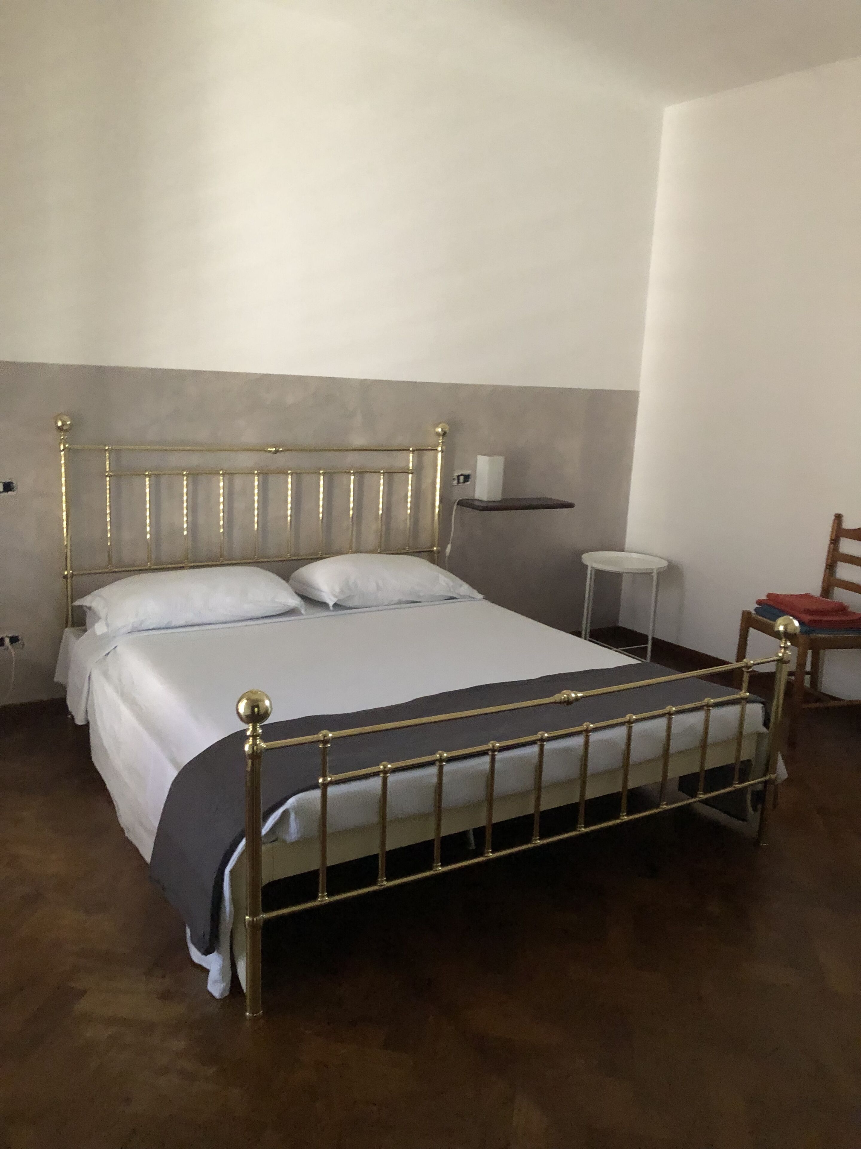 2 camere, una scrivania, ferro/asse da stiro, culla da viaggio