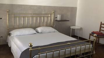 2 camere, una scrivania, ferro/asse da stiro, culla da viaggio