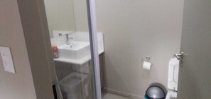 Amenidades de baño gratuitas, toallas, jabón, shampoo 