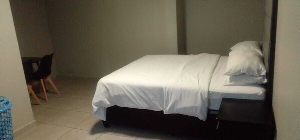 Escritorio, espacio para trabajar con laptop y wifi gratis 