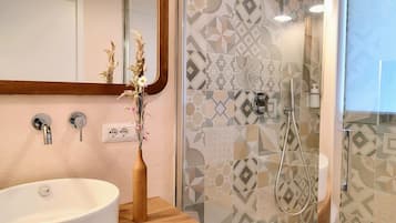 Doppia Superior, balcone | Bagno | Doccia, asciugacapelli, asciugamani, sapone