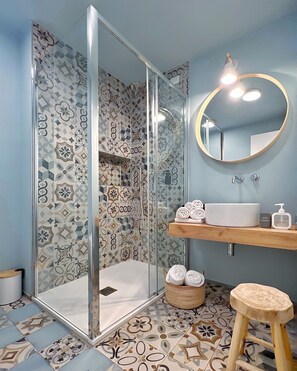 Habitación doble clásica | Baño | Regadera, secadora de cabello, toallas, jabón 