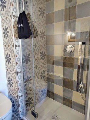 Habitació doble clàssica | Bany | Dutxa, assecador de cabells, tovalloles i sabó
