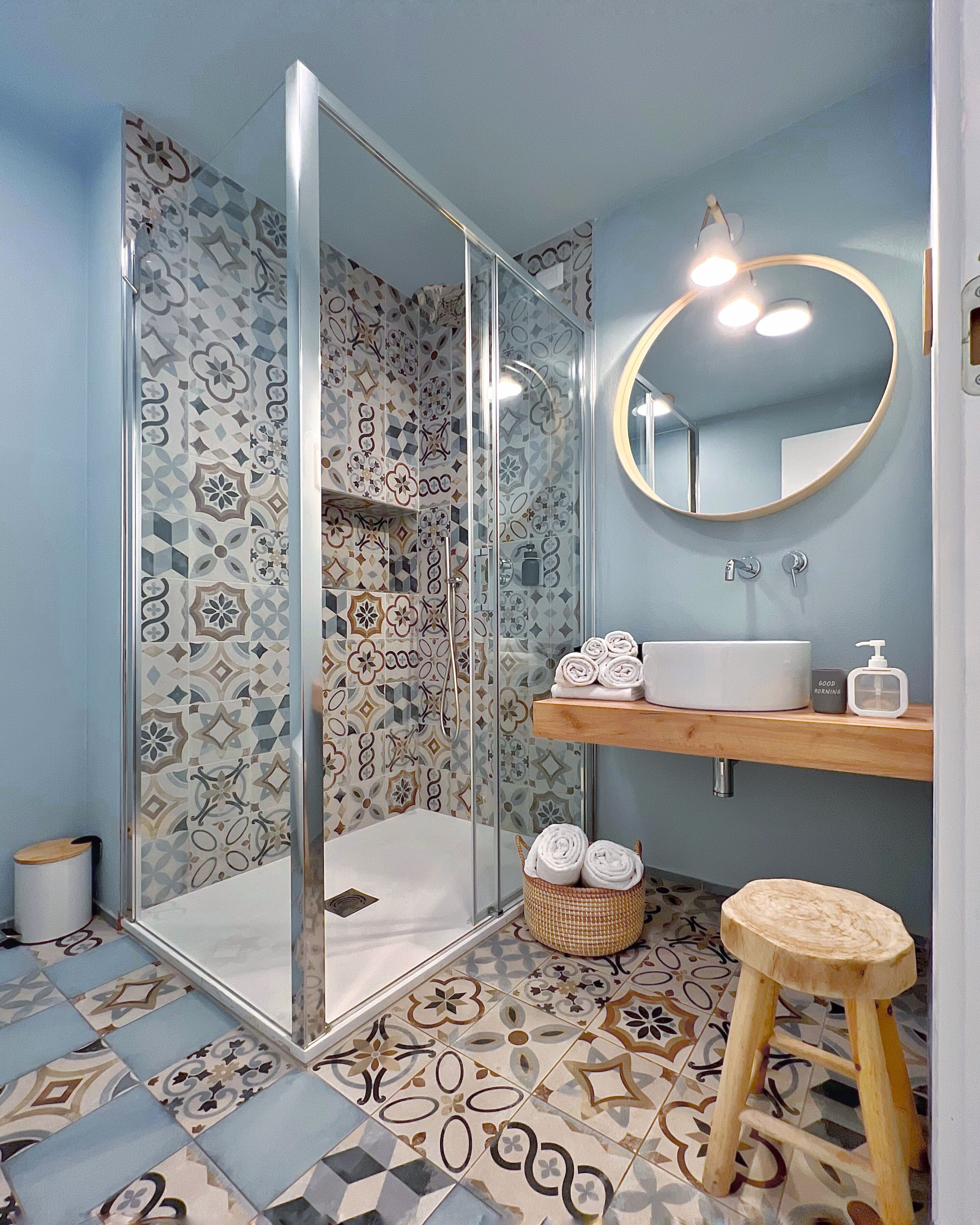 Habitación clásica doble | Baño | Ducha, secador de pelo, toallas y jabón