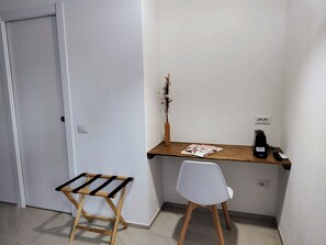 Habitación doble Confort | Escritorio, espacio para trabajar con laptop y wifi gratis 