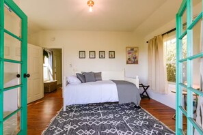 3 chambres, bureau, fer et planche à repasser, lit de bébé portatif