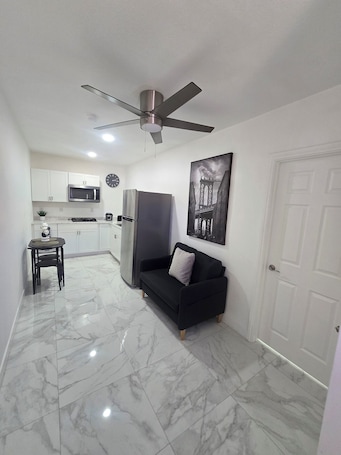 Cozy 1-bedroom apartment in vibrant Las Vegas with WiFi, AC