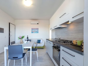 Kühlschrank, Mikrowelle, Ofen, Geschirrspüler